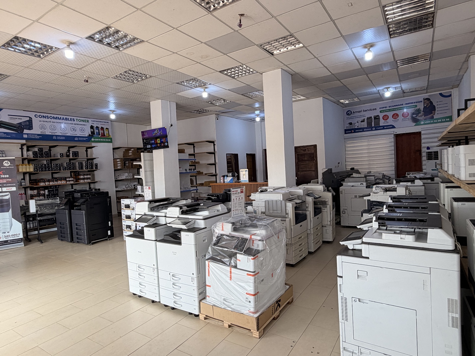 Showroom Amari Services avec photocopieurs, imprimantes et consommables